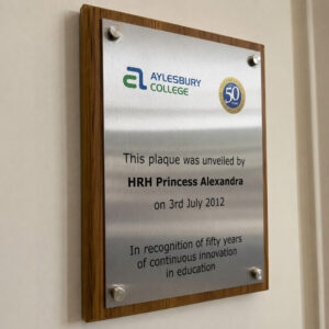 Colour_metal_plaque_oak_plinth